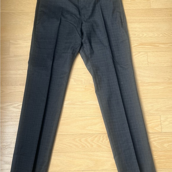 Beautiful Gucci suite sz.42 worn twice - Picture 8 of 10